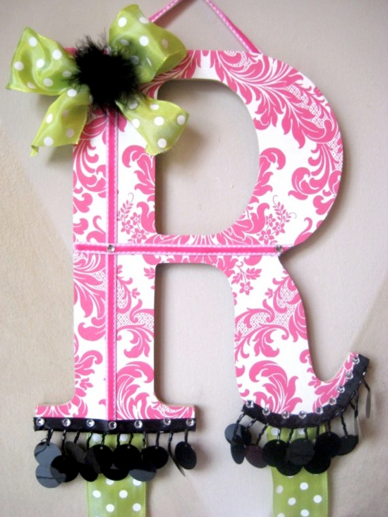 Lots of cute hair bow holder ideas!