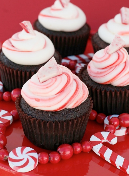 candy cane cupcakes Tons of really creative Christmas cupcake ideas!!