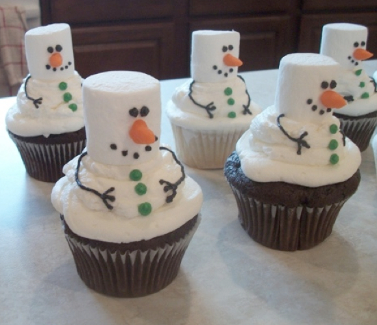 Tons of really creative Christmas cupcake ideas!!