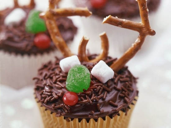 Tons of really creative Christmas cupcake ideas!!