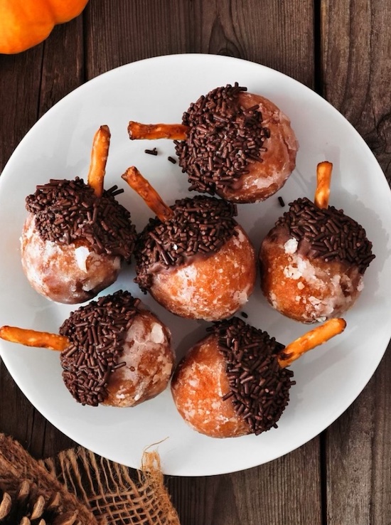 Easy Fall Treat Idea: Acorn Donut Holes are a quick little dessert to make for Thanksgiving or anything during the Autumn season. 