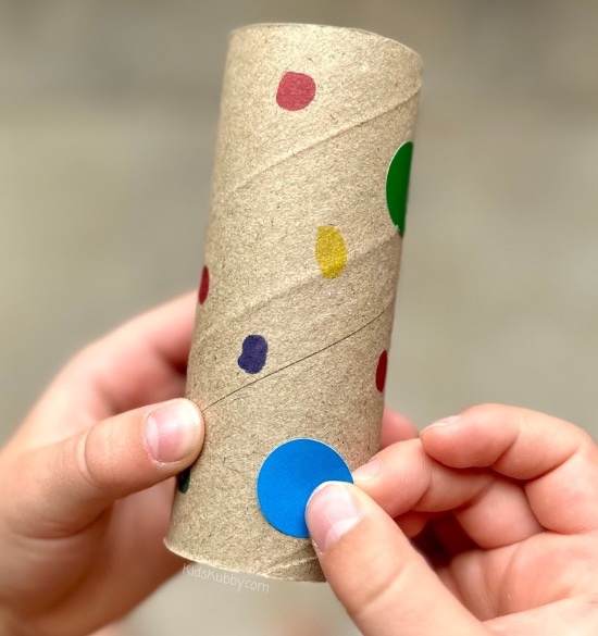 A list of fun and easy toilet paper roll crafts and activities for kids! This color match game is great for toddlers and preschoolers. 