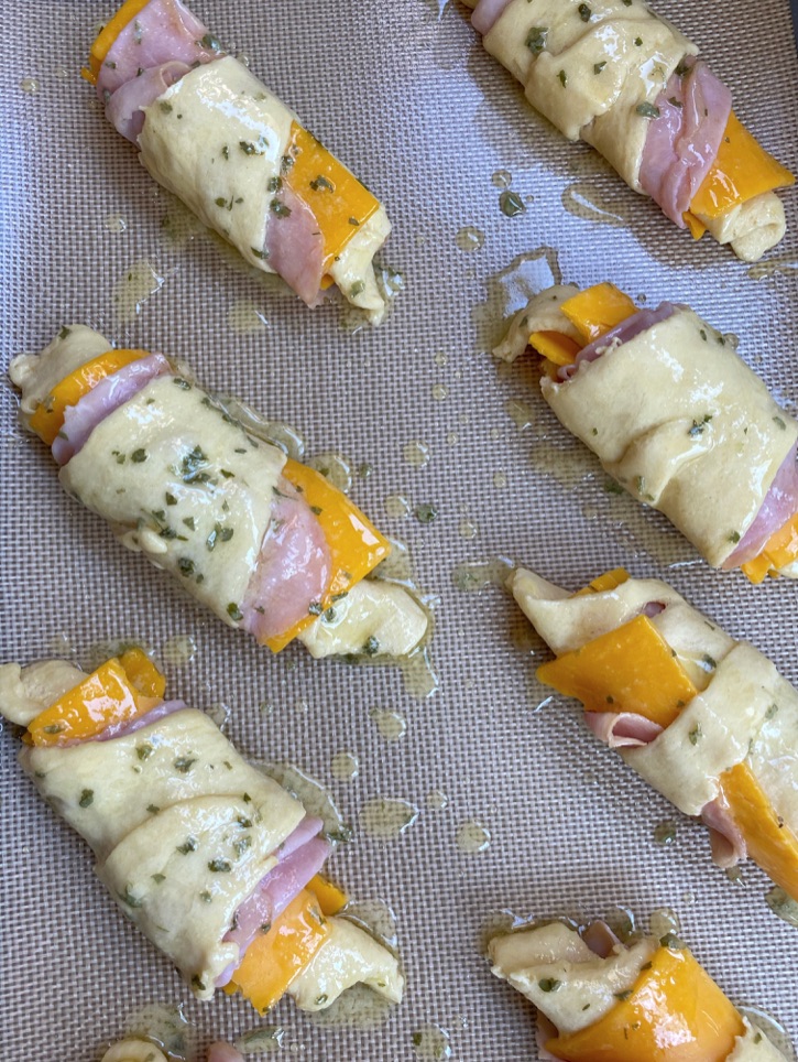 Ham & Cheese Crescent Roll Ups -- A fun and easy lunch idea for kids at home! Great for school, too. 