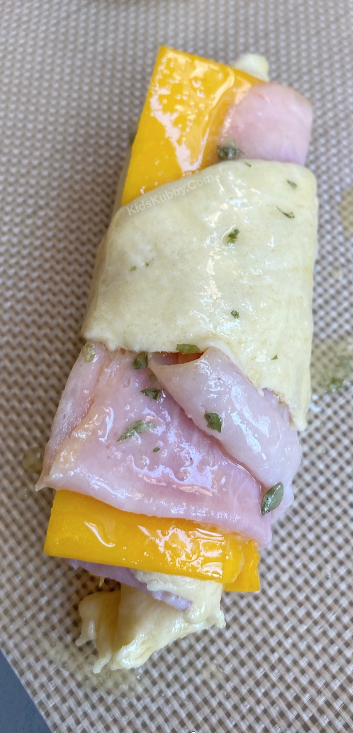 Ham & Cheddar Crescent Roll Ups -- An easy lunch idea for kids! So simple and cheap to make with just a few ingredients. Even your picky eaters will devour them. Easy enough for older kids and teenagers to make themselves. #kidskubby #Pillsbury #lunchideas