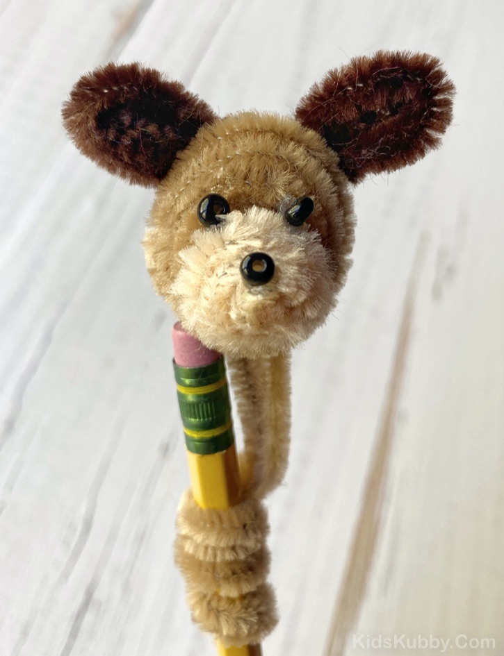 Easy Pipe Cleaner Animals Tutorial -- Fun for pencil toppers! A super simple pipe cleaner craft for kids to make when bored at home. Great for gifts, too! Boys and girls of all ages will love this easy project. DIY Pipe Cleaner Puppy #pipecleaners #kidskubby #easycrafts #craftsforkids