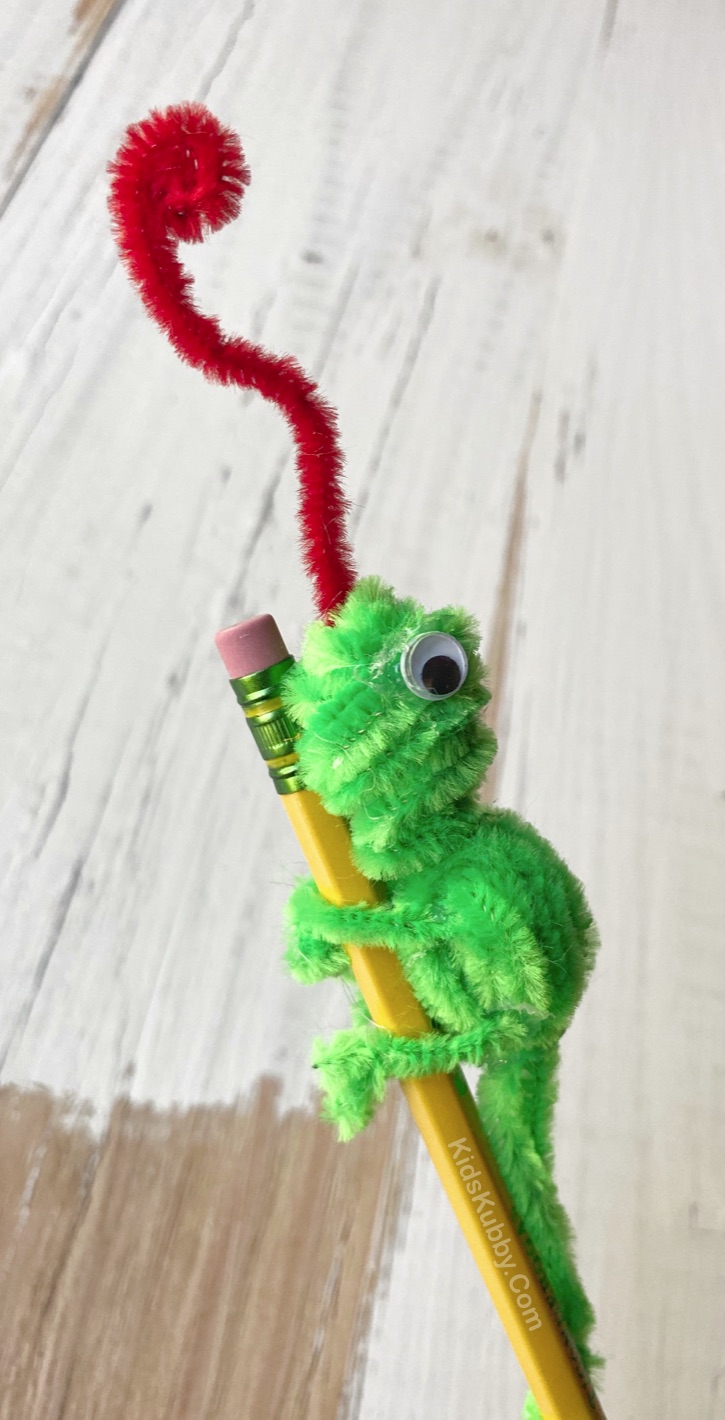 Easy Pipe Cleaner Crafts For Kids To Make -- Fun and creative animals! These DIY chameleons (or lizards) are cute as pencil toppers and easy to make with pipe cleaners. Older kids and teens will especially like this project when they are bored at home. Boys and girls! Cheap, easy and fun to make! #kidskubby #pipecleaners #easycrafts