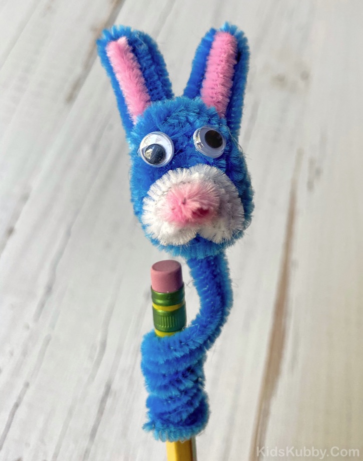 These cute little animal pencil toppers are super fun, cheap and easy to make with an assortment of pipe cleaners, googly eyes and a hot glue gun. Boys AND girls will love this simple pipe cleaner craft. Your younger children will probably need supervision and help with the glue gun, but older kids and teenagers will be surprised at how easy it is to make these adorable fuzzy animals.
