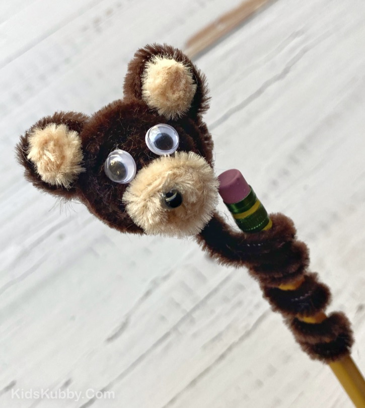 DIY Pipe Cleaner Teddy Bear -- Super cute pencil toppers! Looking for fun and easy crafts for kids to make when bored at home? Older kids and teenagers love these adorable pipe cleaner animals. Here is a tutorial on how to make them. #kidskubby #kidscrafts