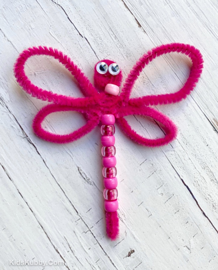 DIY Beaded Pipe Cleaner Dragonflies -- Easy craft ideas for kids to make! Perfect for elementary age kids. My girls love this simple project. 