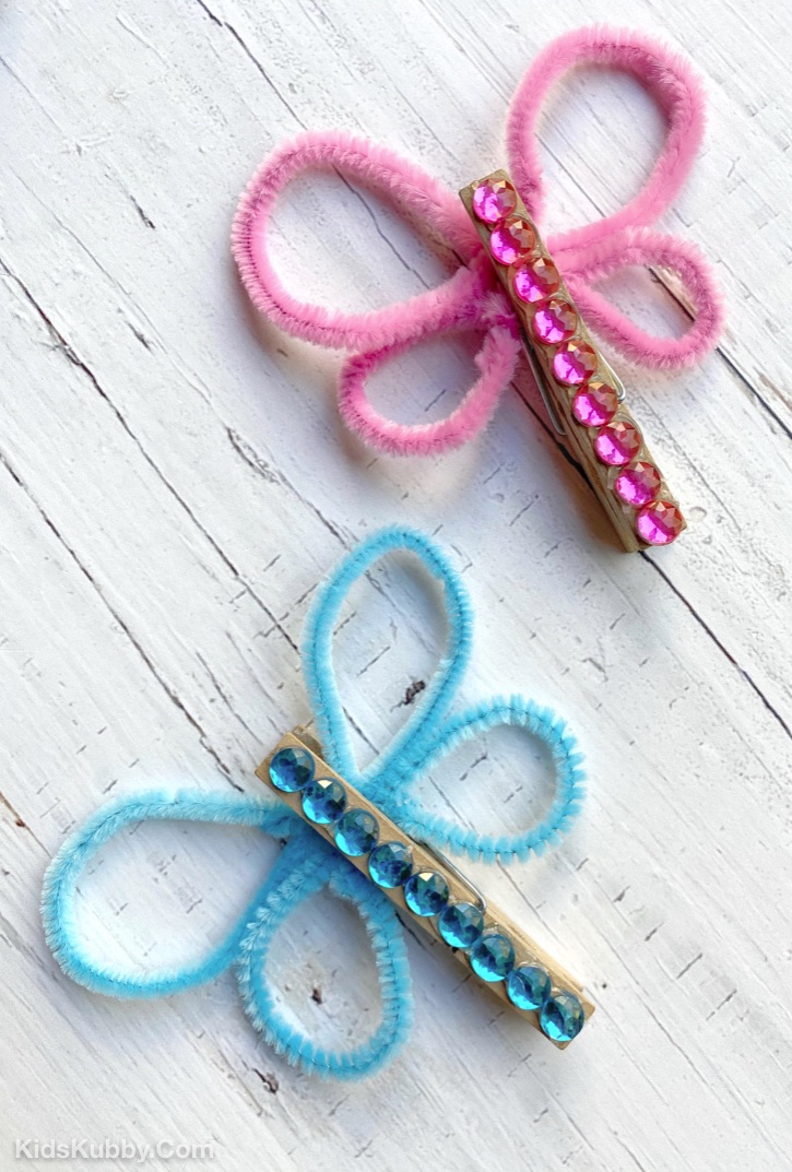 DIY Pipe Cleaner Clothes Pin Butterflies -- A fun and easy craft idea for girls to make! A cute project for spring. My kids love making pipe cleaner crafts.