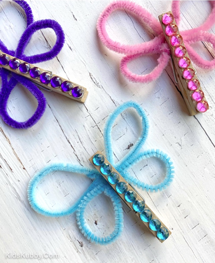 Looking for easy pipe cleaner crafts for kids? My girls love making these clothes pin butterflies! They are so cute for any spring project. A great boredom buster for when they are stuck at home. Cute little gifts, too.