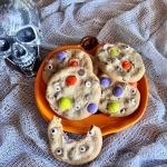 yummy bite out of the cookie fun recipe to do with kids. This is the perfect easy and fast treat to make with your kids. Halloween cookies are fun and easy to customize with your favorite cookie dough and candy.