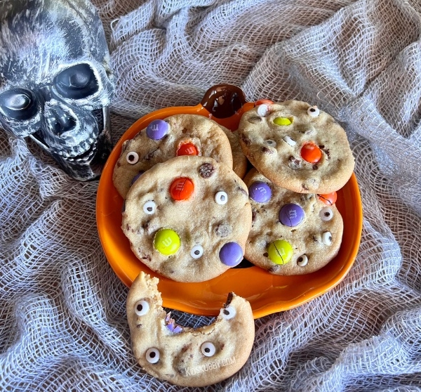 yummy bite out of the cookie fun recipe to do with kids. This is the perfect easy and fast treat to make with your kids. Halloween cookies are fun and easy to customize with your favorite cookie dough and candy.