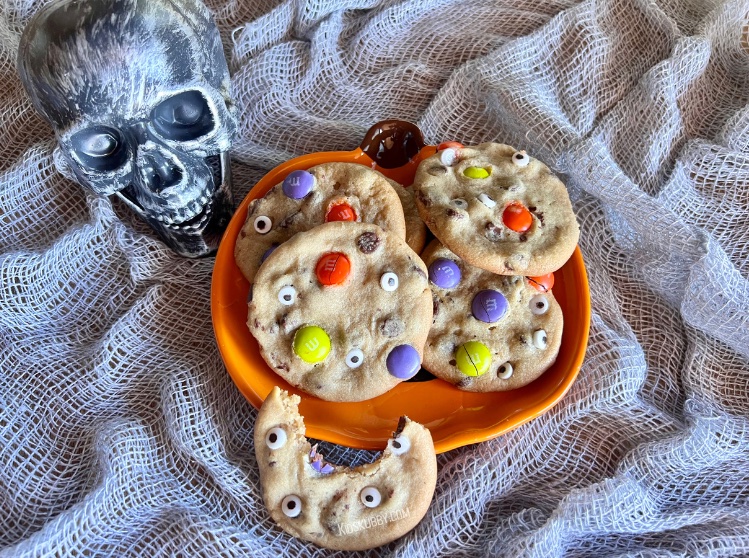 yummy bite out of the cookie fun recipe to do with kids. This is the perfect easy and fast treat to make with your kids. Halloween cookies are fun and easy to customize with your favorite cookie dough and candy.