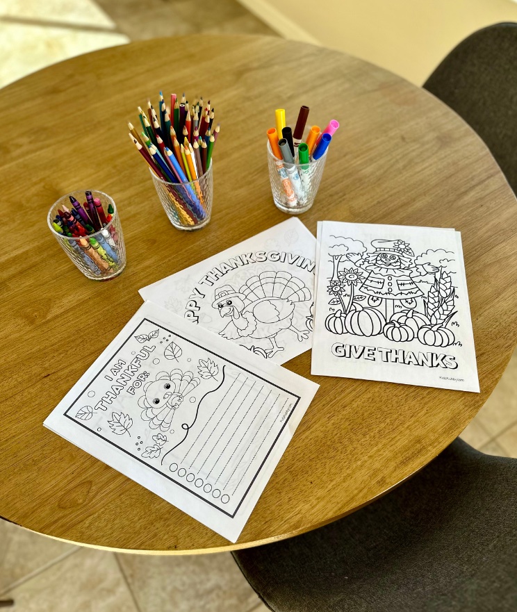 Thanksgiving coloring pages are an easy way to entertain your kids during family gatherings. Here are 12 FREE printables that your kids will love to color. From turkeys, to scarecrows, to pilgrims these coloring sheets will keep everyone entertained while you host Thanksgiving dinner. 