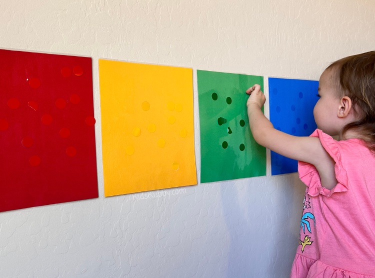 Do you have bored kids at home? No problem, check out these fun color sorting activities are easy to create for toddlers and preschoolers! They're perfect for busy moms and dads on a budget using cheap supplies you probably already have at home.