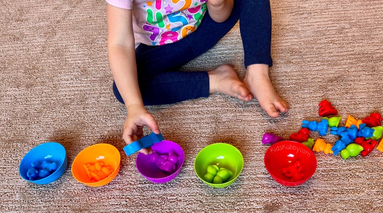 Sorting activities are always a hit with kids. Make your sorting activities even better with color sorting! Here are 10 simple and affordable color sorting activities that are perfect for toddlers and preschoolers. Each sorting activity teaches the colors of the rainbow while also increasing fine motor skills, counting skills, and hand strength. All while your kids have fun! What could be better?? Give these genius color sorting activities a try today! #Colorsortingactivitiesfreeprintable