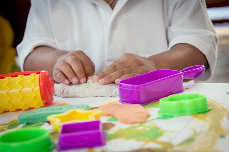 Are you looking for a good way to manage screen time for your preschoolers? Try quiet time activities. These activities take little to no prep work and kids love them! Simply set up a quiet time area with a few of these fun activities and let your kids independently play while you catch up on emails, house work, or simple have a moment to yourself! 