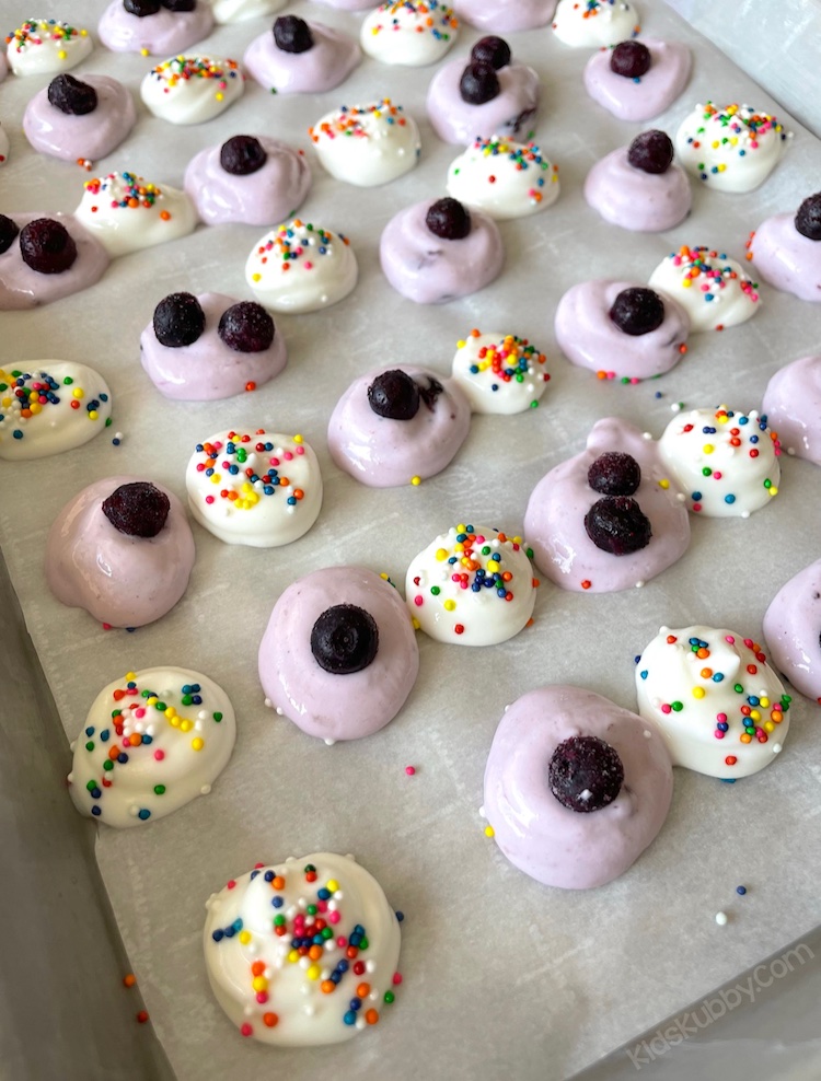 Are you on the hunt for healthy kids snack activities? These frozen yogurt melts are super fun to make with no baking or skills required! Older children and teens enjoy making them and then topping with fun and colorful ingredients like sprinkles and fresh fruit.