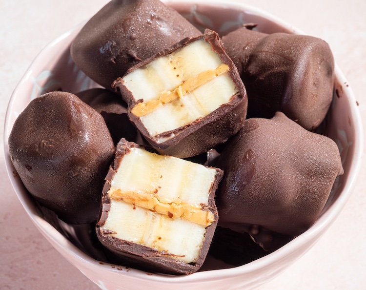 Are you looking for healthy and yummy snacks that will give you a burst of energy and add in some protein? These easy, tasty no-bake chunky monkey banana bites are the perfect treat for the whole family!