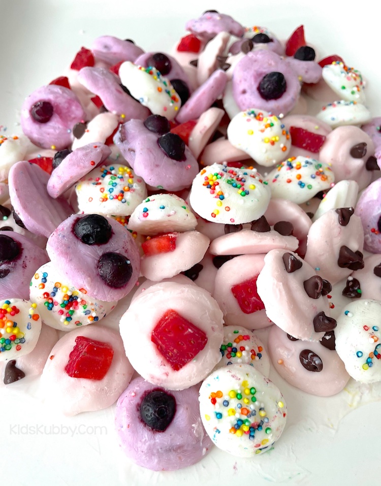 Are you looking for easy snacks to make at home with little ingredients? These frozen yogurt bites are a hit with my kids! I love that they are healthy and easy to make, and they love that they get a sweet treat to eat that tastes like ice cream. These little bites of frozen yogurt are perfect for kids of all ages including toddlers, preschoolers and teens! 
