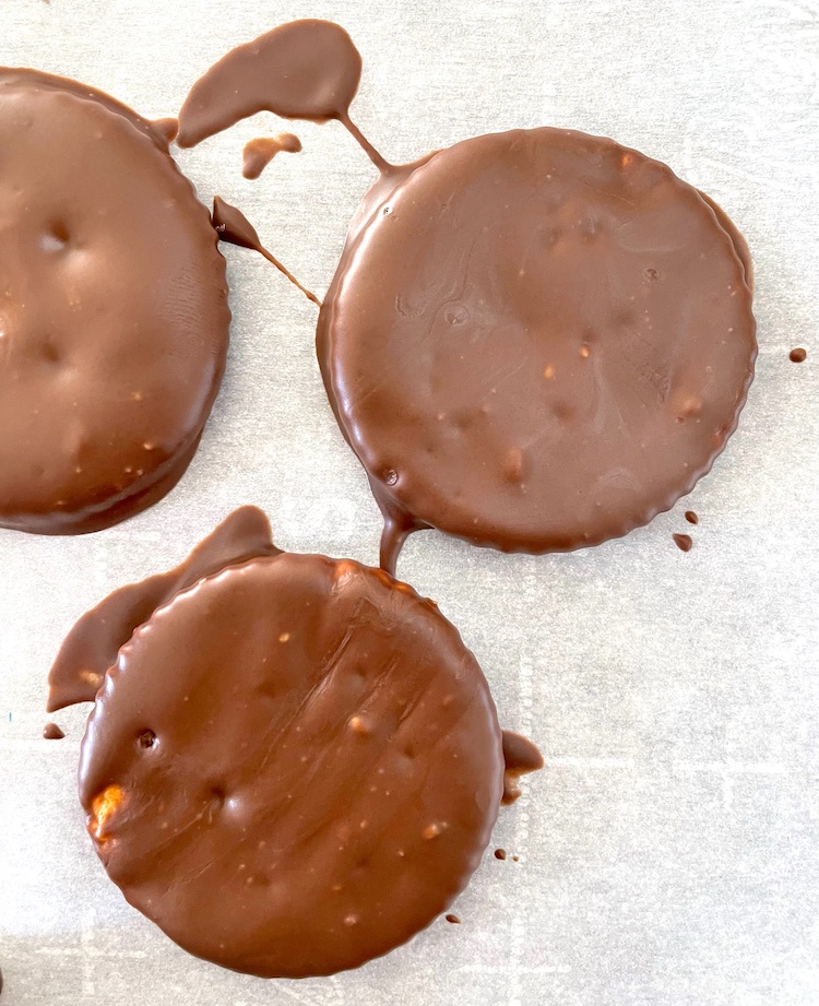 Easy No-Bake Treats To Make At Home | Copycat Girl Scout Thin Mint Cookies made with just a few cheap ingredients: Ritz crackers and Andes mint chocolate. 