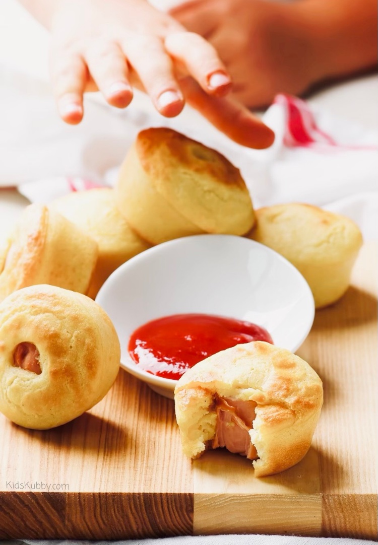 How to make the perfect mini corn dogs – this recipe is so easy to follow, and the corn dogs turn out just like the ones you get at the State Fair. Top with some mustard and ketchup and you’ll have a dinner idea that is sure to be a hit with your family. Give this easy dinner idea from Kids Kubby a try today!