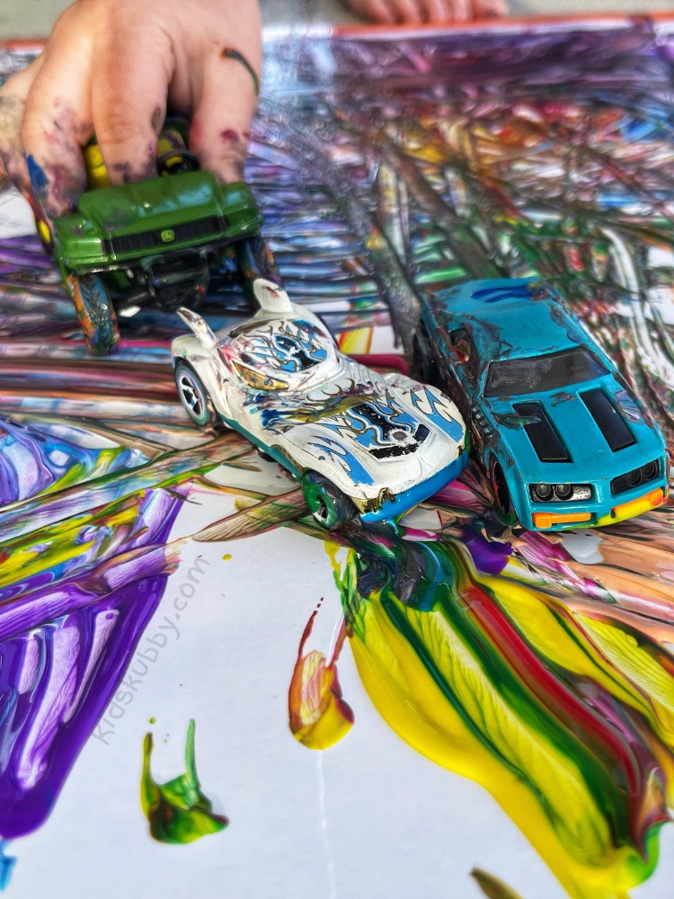 If your kids like to paint and play with toy cars, they will absolutely love this painting with cars activity. It is a quick and easy activity which only requires a few supplies: paint, poster board, and toy cars or trucks. 