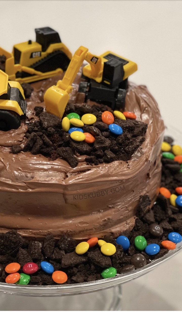 Are you looking of a simple birthday cake that can you mess up? This cake is so easy and fun your child will be sure to love! They will also be able to use the to toy tractors after they are done. 