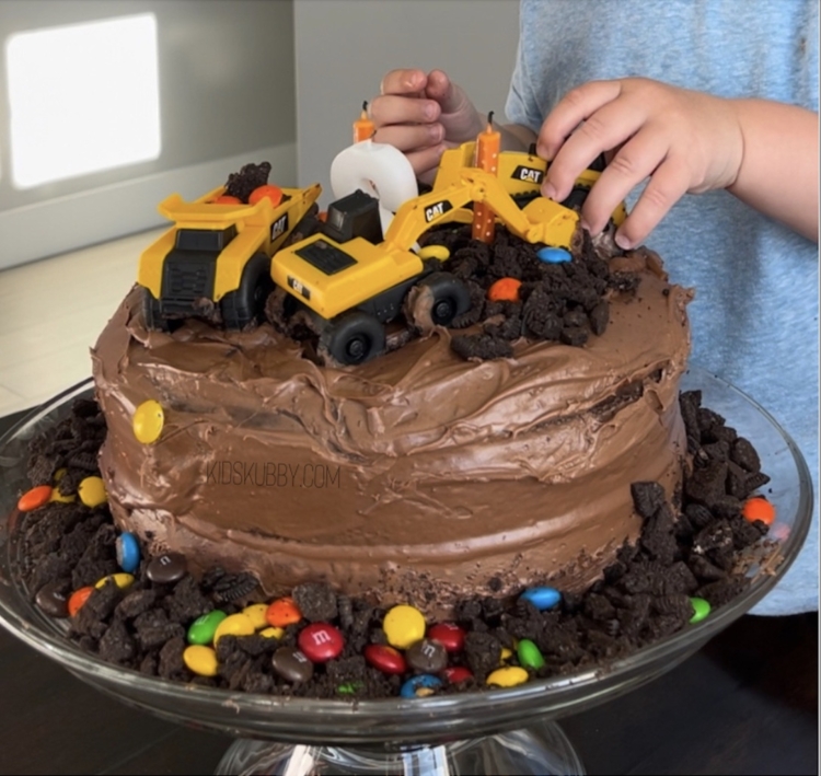 Easy DIY homemade birthday cake idea! This dirt and tractor birthday cake is effortless to make, and impossible to mess up. No skills required here! And yet it's super impressive. Your kids will love it! It's perfect for toddlers and preschoolers, or boys of any age really. 