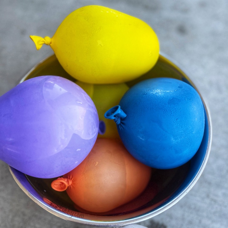 Children will love using their scientific imagination to help hatch these frozen dinosaur eggs. Make the eggs as big or as small as you'd like.