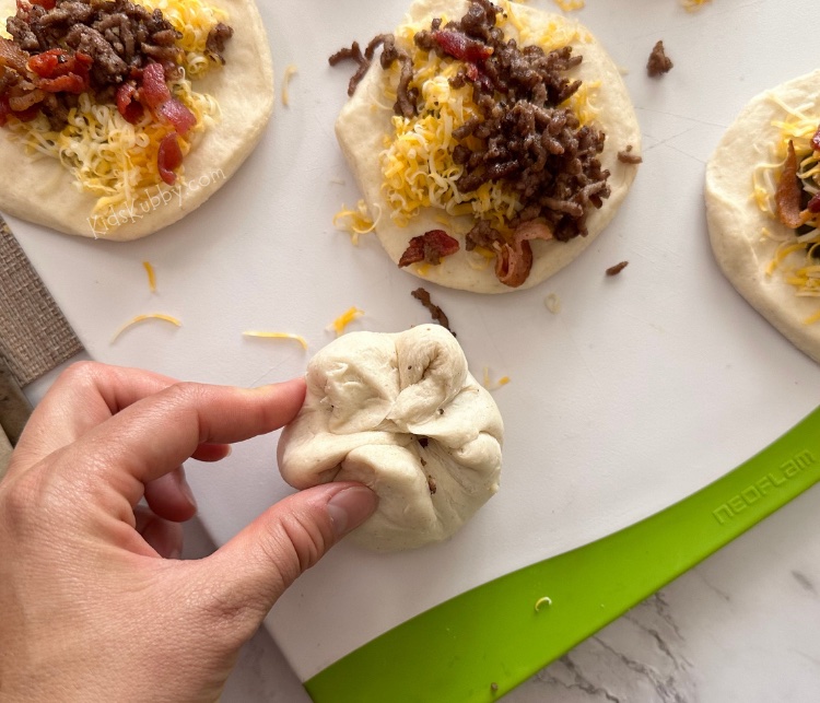 Are you looking for quick and easy ground beef dinner recipes for your picky family? These cheeseburger biscuit bombs are so yummy and easy to make with just a handful of cheap ingredients. The perfect recipe for busy parents. Such an easy weeknight meal. 