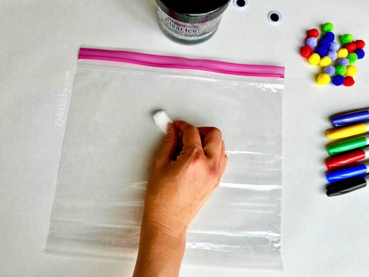 Check out this easy sensory play idea for toddlers! Make a caterpillar color sorting sensory bag today using budget friendly materials you probably have at home. This easy homemade craft idea is fun to make for adults and even more fun for kids to play with. Plus, this sensory bag acts as a calming activity for overstimulated kids. It’s great to use during quiet time and when parents need just a minute to rest. Try making this fun caterpillar craft today. 