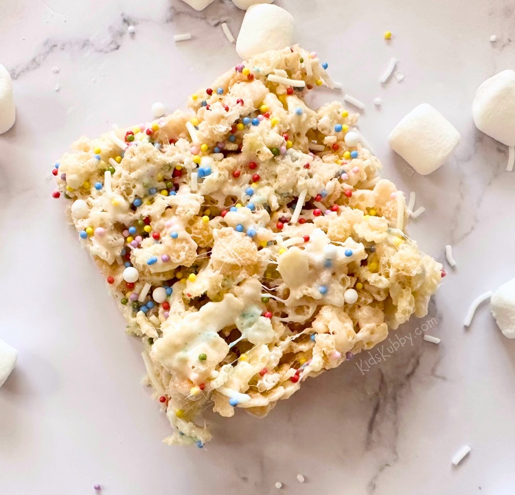 The best dessert ever! You can’t go wrong with cake batter and marshmallows. This easy homemade dessert is sure to wow anyone who tries it. Cake batter rice krispie treats also make the perfect birthday or party snack for kids. 