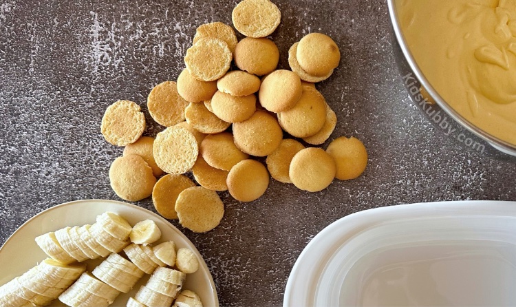 Quick and easy dessert that will have everyone asking for the recipe. This banana pudding recipe is sweet, creamy, and out of this world delicious. With just a few cheap ingredients, you can make the best dessert ever. My family loves this banana pudding. It’s always gone in a flash! 
