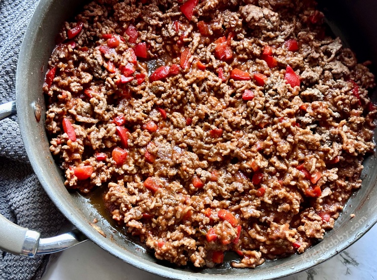 A fun and easy family dinner idea! Kids love these sloppy joe cups. They are a creative and delicious muffin tin recipe, perfect for a quick family dinner or filling snacks. This recipe is especially popular with kids, who are sure to love the fun cupcake shape and savory flavor. Easy recipe for sleepovers and parties too!