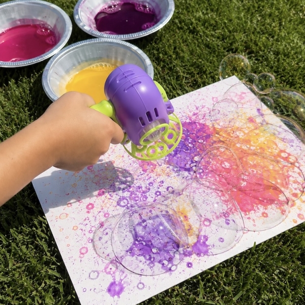 How to make bubble art for kids! An easy and fun outdoor activity for kids of all ages, toddlers to older kids who love to make art projects.