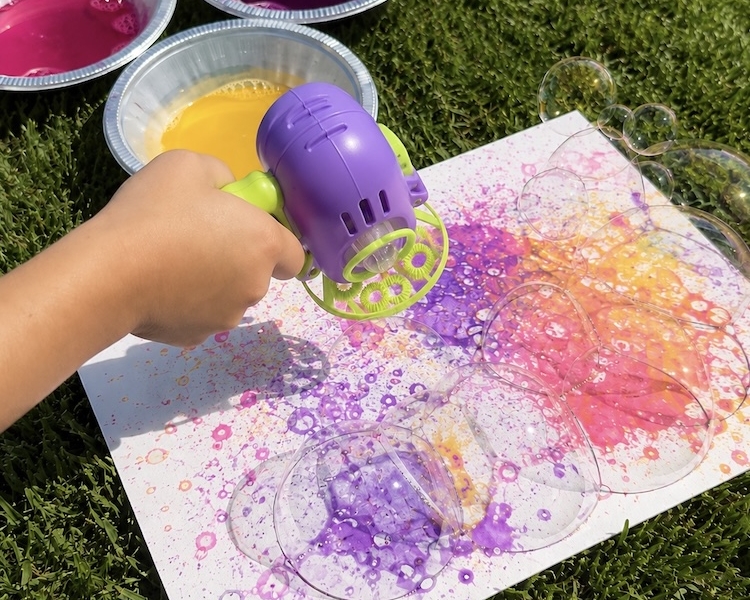 How to make bubble art for kids! An easy and fun outdoor activity for kids of all ages, toddlers to older kids who love to make art projects.