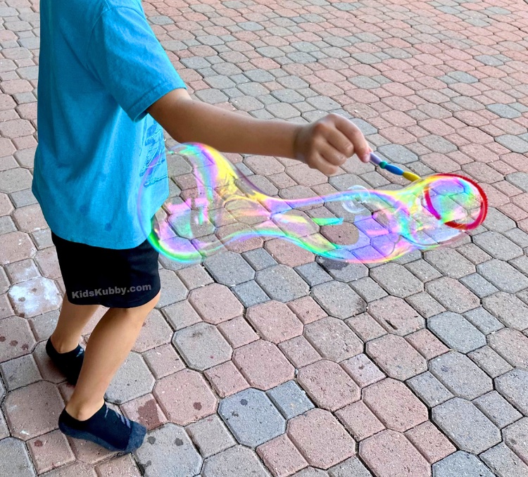do your kids love bubbles as much as mine do? Well make their next bubble blowing experience ever better with DIY bubble wands. Each bubble wand is made with 3 cheap supplies that kids can customize with their favorite colors! then head outside with your homemade bubble wand and check out the bubble blowing magic!