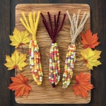 Easy fall craft for kids made with fuzzy pipe cleaners and pony beads. How to make corn on the cob with step by step instructions!