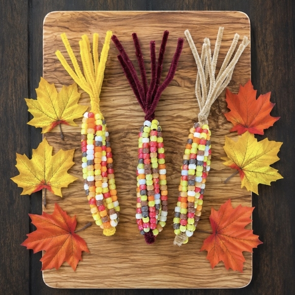 Easy fall craft for kids made with fuzzy pipe cleaners and pony beads. How to make corn on the cob with step by step instructions!