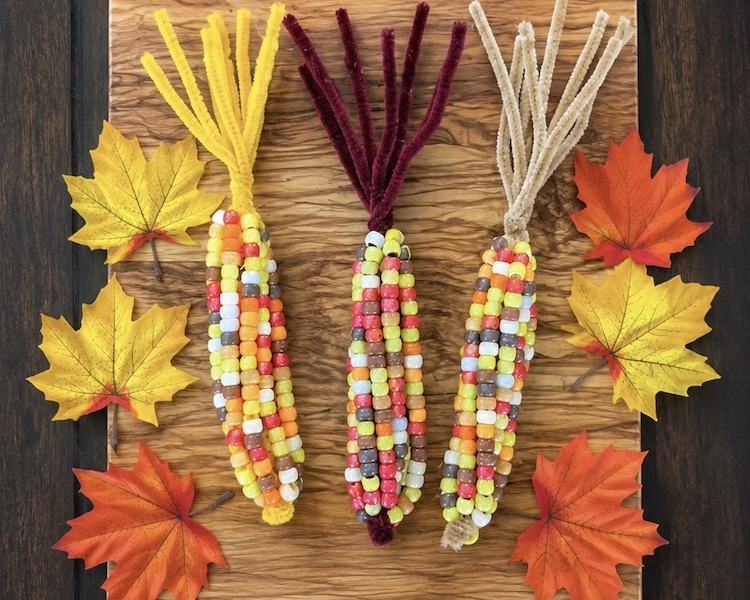Easy fall craft for kids made with fuzzy pipe cleaners and pony beads. How to make corn on the cob with step by step instructions!