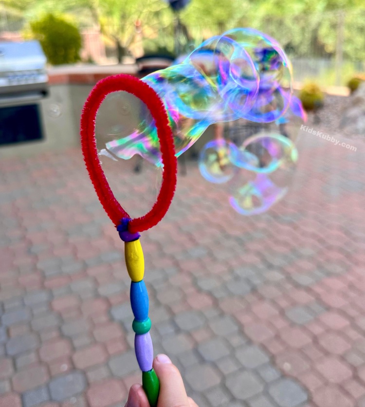 Check out this simple tutorial to make DIY bubble wands using supplies you probably already have at home. This is a great outdoor craft for kids of all ages. Everyone loves blowing bubbles and a customized bubble wands makes everything more fun.
