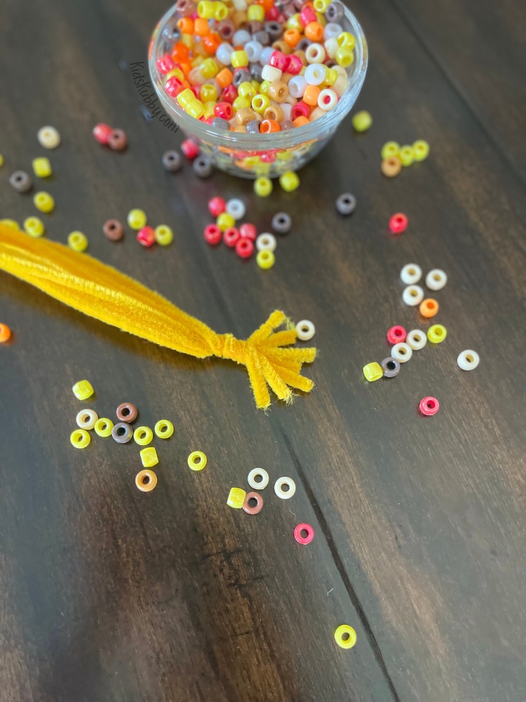 Beaded corn craft with pipe cleaners and pony beads is an exciting and enjoyable activity for kids. It combines the colorful beauty of autumn colors and crafts making perfect little decorations for the hoilday!