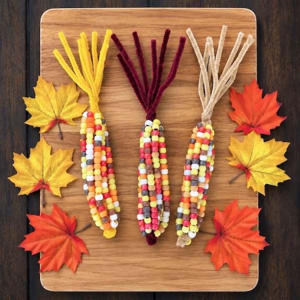 Easy fall craft for kids made with fuzzy pipe cleaners and pony beads. How to make corn on the cob with step by step instructions!