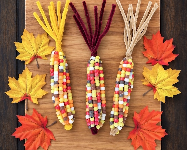 Easy fall craft for kids made with fuzzy pipe cleaners and pony beads. How to make corn on the cob with step by step instructions!