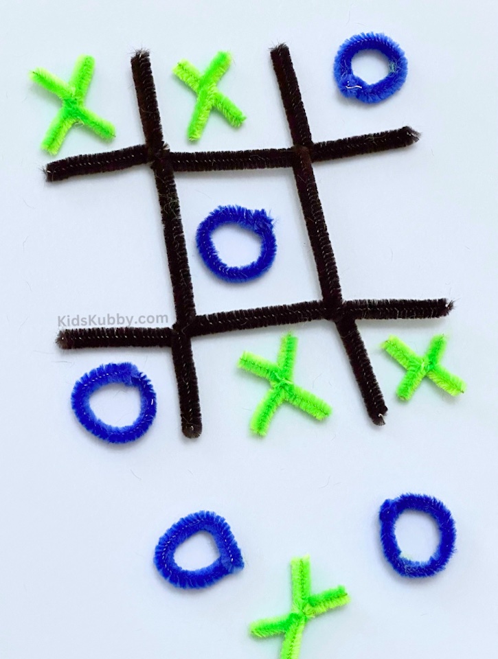 Simple to make diy tic tac toe set out of pipe cleaners. This fun game is the perfect way to keep entertained at restaurants, in the car, and on the plane. Plus this kid's game is so easy to put in a baggie and store. Make this great pipe cleaner craft in 5 minutes. 