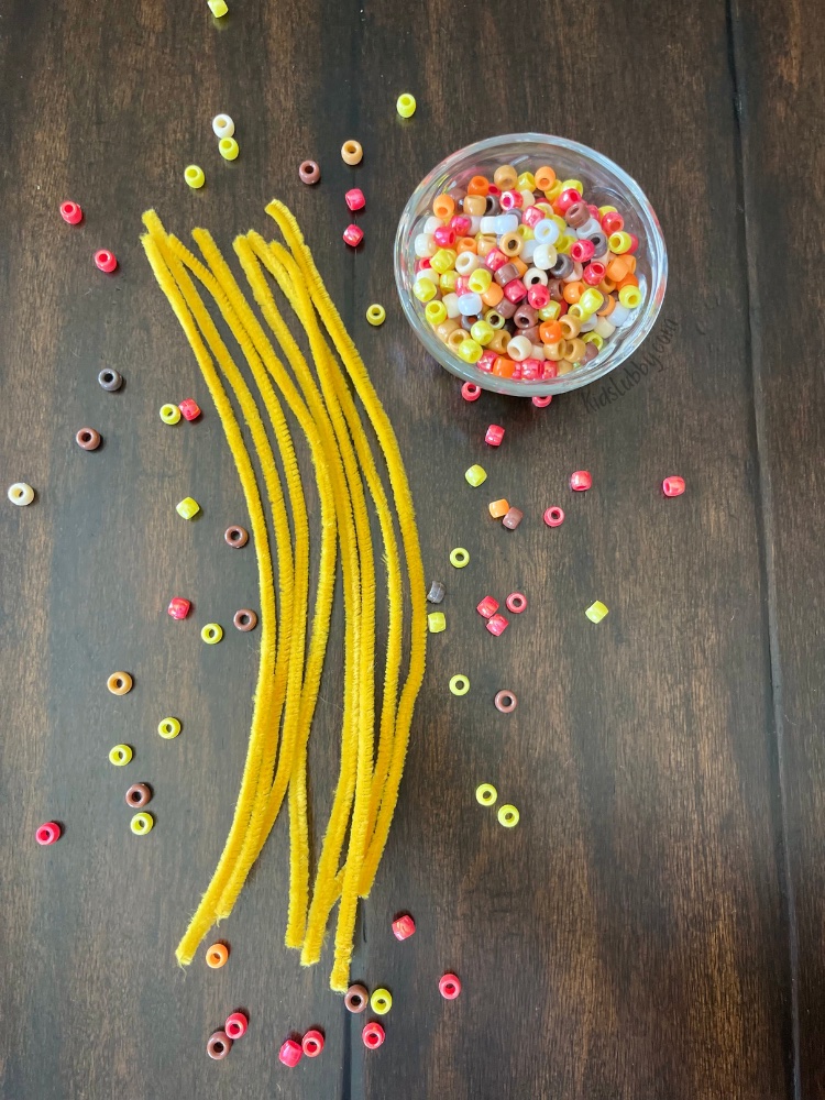 Your kids are going to love this seasonal fun beaded corn craft! Super cheap and easy to make and great for building those fine motor skills making it a win win art activity for everyone!