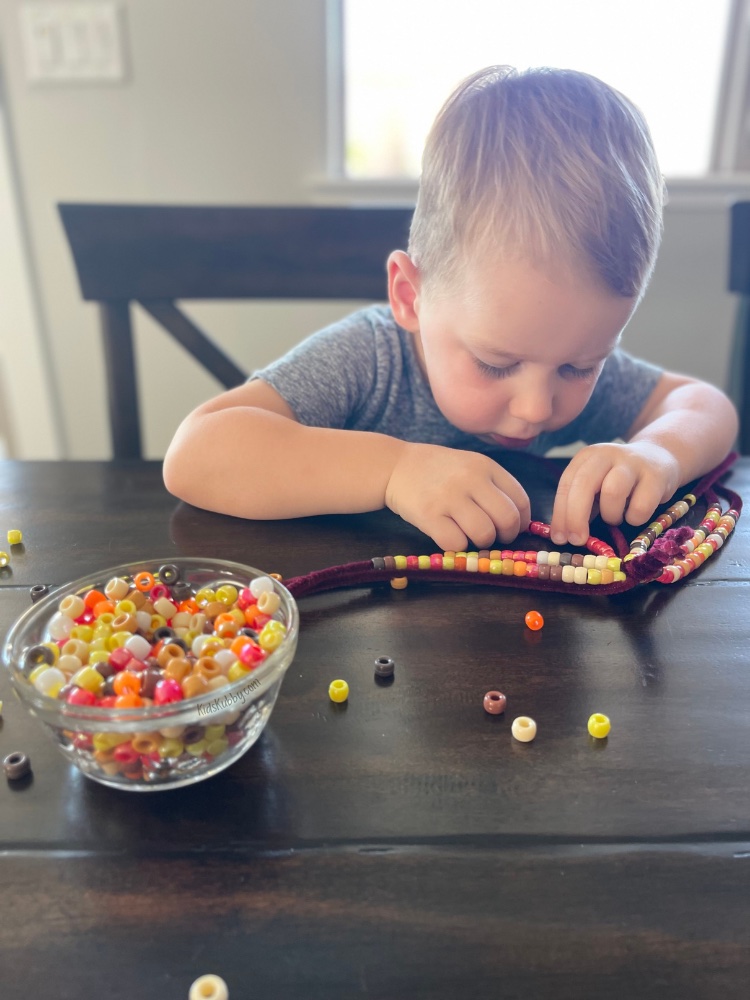 Looking for a fun art activity to keep your toddler busy? Look no further! Your kids will love making beaded corn. This craft will not only keep them entertain but it is also great for build those fine motor skills! Did I mention they make for great fall decor?