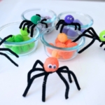 Looking for a fun halloween craft to do with the kids? Children will love making these cute little critters using pipe cleaners, pom poms and googly eyes.